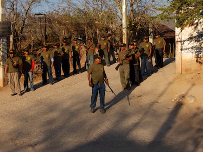 Hombres armados, parte de una autodefensa, formados al costado de una carretera en Guerrero, en enero de 2013.