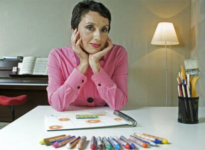 Luz Casal, en su estudio, con un cuaderno en el que realiza sus dibujos.