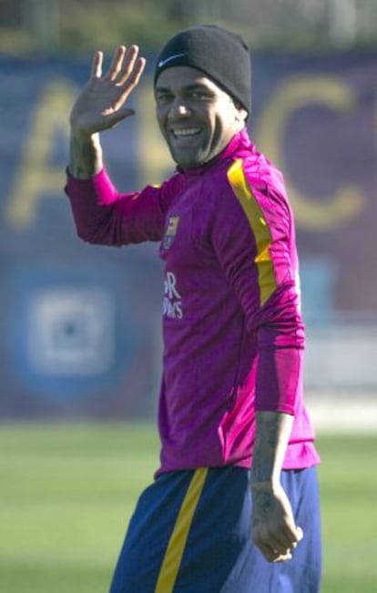 Alves saluda a los medios en el entrenamiento del viernes.