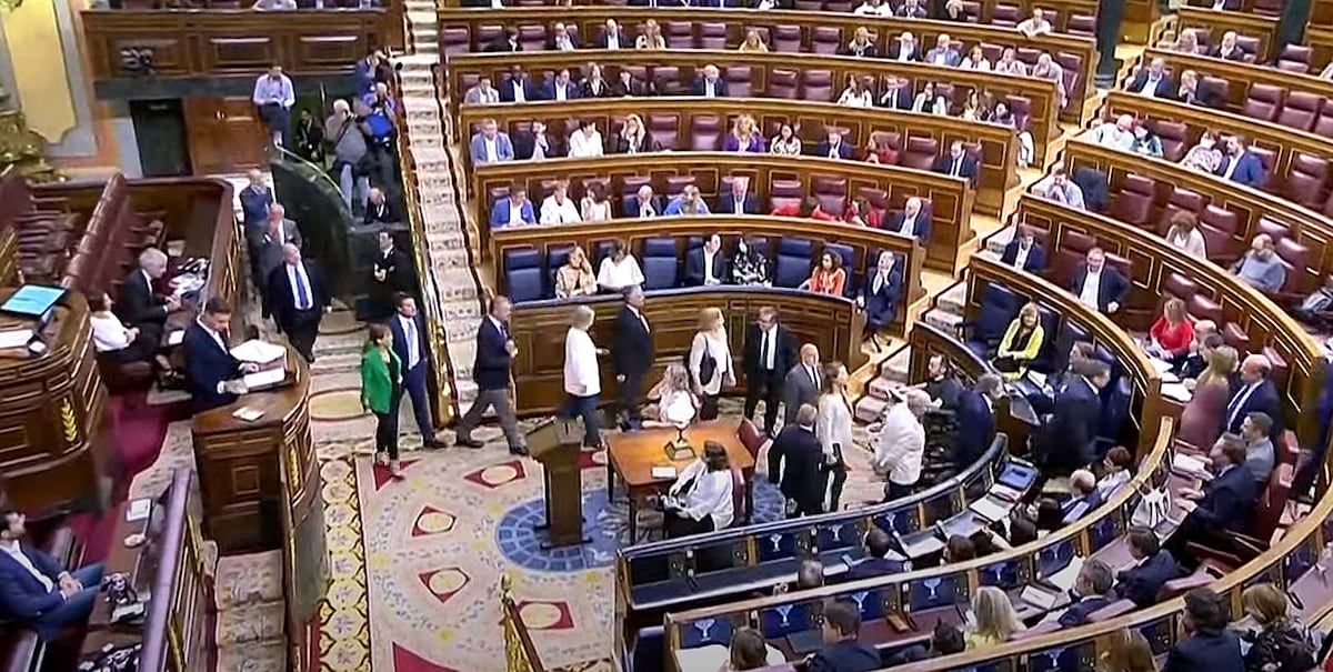El retraso de Vox: la extrema derecha entra tarde en bloque al pleno ...