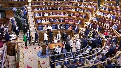 Diputados de Vox entran en el hemiciclo de la Cámara baja durante la intervención del presidente del Gobierno, Pedro Sánchez, en protesta por la espera de ayer a los Reyes en el 12-O.