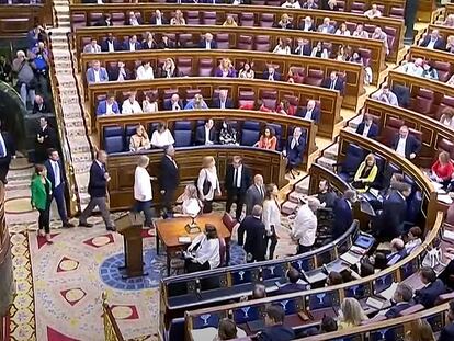 Diputados de Vox entran en el hemiciclo de la Cámara baja durante la intervención del presidente del Gobierno, Pedro Sánchez, en protesta por la espera de ayer a los Reyes en el 12-O.