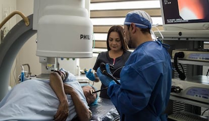 Un médico realiza una endoscopia a un paciente en Ibarra, Ecuador.