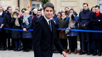 El nuevo primer ministro de Francia, Gabriel Attal, llega al Hotel Matignon de París para la ceremonia de traspaso de poderes con la primera ministra saliente, Elisabeth Borne, este martes.