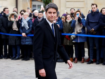 El nuevo primer ministro de Francia, Gabriel Attal, llega al Hotel Matignon de París para la ceremonia de traspaso de poderes con la primera ministra saliente, Elisabeth Borne, este martes.