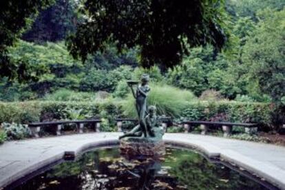 Estatua de Frances Hodgson Burnett en un estanque del Conservatory Garden, en Central Park.