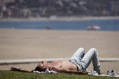 Un hombre disfruta del buen tiempo en la playa de la Malagueta, en Málaga.