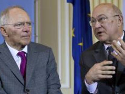 El ministro alemán de Finanzas, Wolfgang Schäuble (izq), y su homólogo francés, Michel Sapin, ofrecen una rueda de prensa conjunta en Berlín (Alemania) hoy.