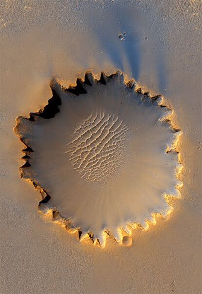 Imagen tomada por la sonda espacial Opportunity de un cráter de Marte