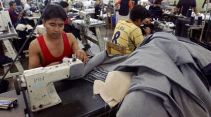 Trabajadores del sector textil, en una fábrica  en Tehuacán.