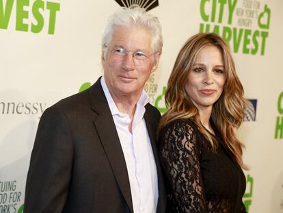 El estadounidense Richard Gere y la española Alejandra Silva se casaron en en abril de 2018, en secreto y sin fotógrafos. Un mes después organizaron una fiesta para celebrar la boda con familiares y amigos cercanos en la finca que el actor posee en Pound Ridge, Nueva York. Entre los invitados estaban el chef Eric Ripert y la compositora Bette Sussman, que actuó, además de la presencia de monjes budistas, religión que practica Gere y a la que Silva se convirtió tras conocerle. La pareja espera su segundo hijo para la próxima primavera.