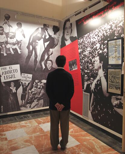 Mural con el retrato de Federica Montseny, la primera ministra, y carteles reclamando la legalización del aborto.