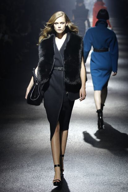 Elbaz nació en Casablanca en 1961, pero su familia se instaló en Israel cuando tenía 10 años. En 1987 se trasladó a Nueva York y trabajó en una empresa de moda nupcial antes de emplearse durante siete años con Geoffrey Beene. Lanvin, hasta la compra de la señora Wang, era una compañía centenaria que languidecía tras pasar por varias manos. Jeanne Lanvin se considera la más antigua de las casas de alta costura parisiense ya que su fundadora empezó en 1909. El viernes por la noche Elbaz rindió tributo a todo ello con una colección suntuosa y alegre, que reflexiona sobre la elegancia parisense, pero no se la toma del todo en serio.
