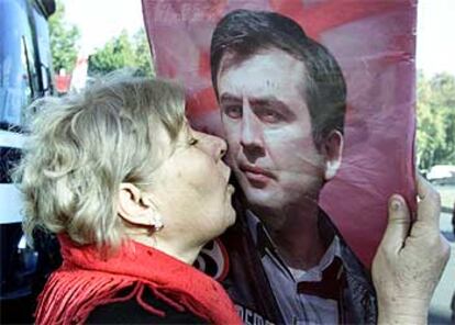 Una georgiana besa un cartel con la cara del líder opositor Saakshvili.