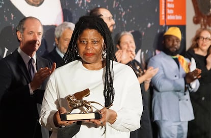 Simone Leigh, con su León de Oro a la mejor artista presente en la muestra principal de la Bienal de Venecia, el sábado pasado.