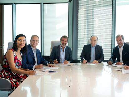 Carolina Castillo, directora de Marketing y Operaciones de Microsoft; Rafael Hernández, director general de Universia; Juanjo Cano, presidente de KPMG en España, José Alberto González-Ruiz, secretario general de CEOE; Ángel Sáenz de Cenzano, director general de LinkedIn España y Portugal y Carmen Morenés, directora general de Fundación Telefónica.