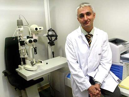 El oftalmólogo macedonio Vladimir Poposki, en su consulta en el Hospital del Mar de Barcelona.