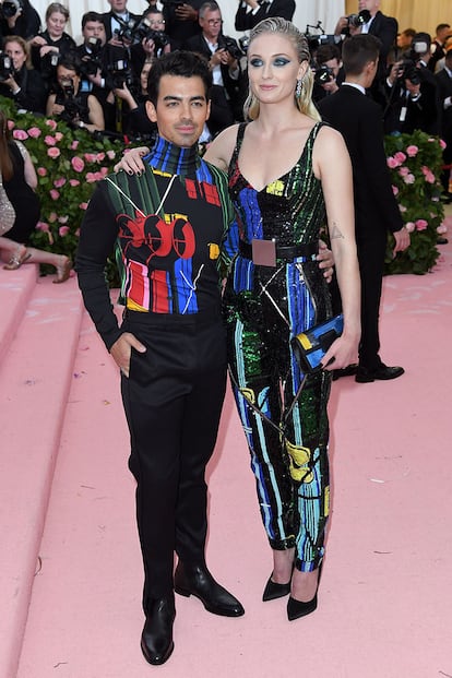 Sophie Turner y Joe Jonas. En la gala Met de 2019, la pareja de actores hizo su primera aparición pública después de casarse subrayando su complicidad a través de dos diseños a juego firmados por Louis Vuitton. En países asiáticos como Corea del Sur, vestir igual que tu pareja es símbolo de amor y orgullo. Y parece que en Hollywood, también.