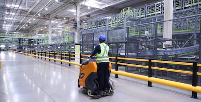 Un trabajador en una empresa de Santiago de Chile