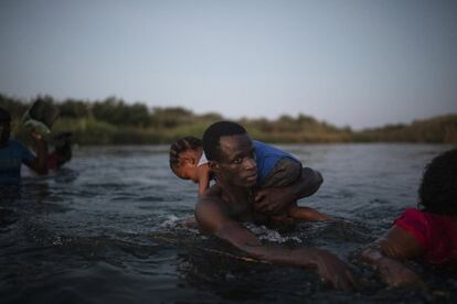 En 2021, más de 1,7 millones de migrantes de 160 países que intentaron cruzar ilegalmente la frontera entre México y EE UU fueron interceptados. 145.000 eran menores no acompañados. En la imagen, dos migrantes haitianos cruzan el río Grande de vuelta a México para evitar ser deportados de EE UU a Haití, el pasado septiembre.
