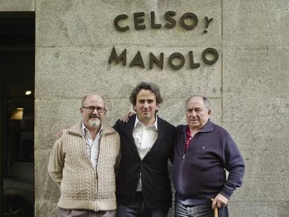 Carlos Zamora, propietario de la tasca, flanqueado por los hermanos Celso (a la izquierda) y Manolo Argüelles, antiguos dueños.