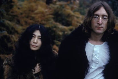 Yoko Ono y John Lennon.