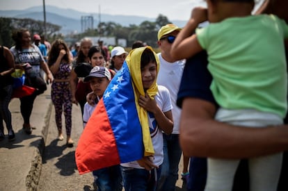 Los venezolanos cruzan el puente internacional Simón Bolívar desde San Antonio del Táchira para asistir al concierto 'Venezuela Aid Live' en el lado colombiano del puente internacional Tienditas, en Cúcuta.