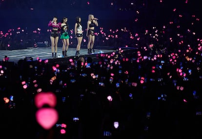 El público del Palau Sant Jordi agita con fervor las varitas oficiales del grupo Blackpink durante su actuación en Barcelona el día 5, un día antes de que Lisa, Jennie, Jisoo y Rosé fuesen nombradas artistas del año por la revista 'Time'.