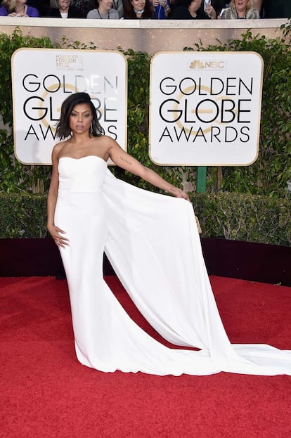 Taraji P. Henson, elegante con un palabra de honor blanco con capa y cola de Stella McCartney. La actriz se hizo con el premio por su trabajo en Empire.