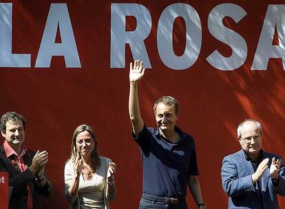 De izquierda a derecha, Jordi Hereu, Carme Chacón, José Luis Rodríguez Zapatero y José Montilla, ayer en Barcelona.