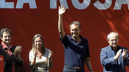 De izquierda a derecha, Jordi Hereu, Carme Chacón, José Luis Rodríguez Zapatero y José Montilla, ayer en Barcelona.
