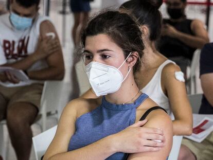 Una joven en la sala de espera después de que Sanidad le administrara la primera dosis de la vacuna contra el coronavirus en la Ciudad de las Artes y las Ciencias de Valencia.