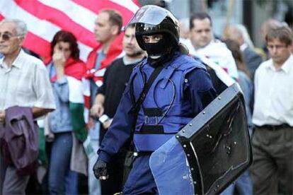Un policia húngaro vigila una nueva concentración en Budapest en contra del primer ministro