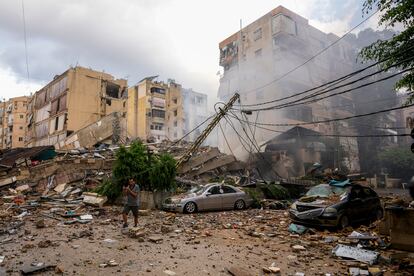 Caños causados en un barrio de Beirut tras un ataque israelí, este martes.