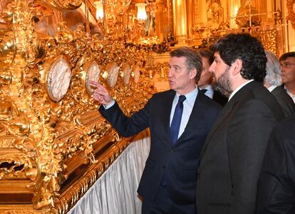 El líder del PP, Alberto Núñez Feijóo, junto al presidente de Murcia, Fernando López Miras en Lorca, este viernes.