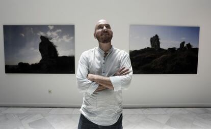 El pintor y fot&oacute;grafo cubano Tom&aacute;s S&aacute;nchez en la Casa de Vacas, donde se celebra su exposici&oacute;n &#039;Notas al paso&#039;. 