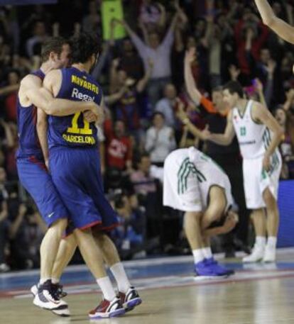 Marcelinho se abraza con Navarro tras ganar el partido.