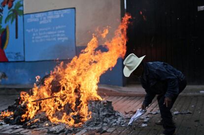 Un hombre quema material electoral en Tixtla (Guerrero), donde ciudadanos han boicoteado la jornada electoral.