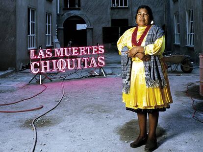 Una entrevistada indígena mazahua al pati d'un edifici a Ciutat de Mèxic.
