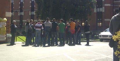 Jóvenes amigos de Iñigo Cabacas, esta mañana en el Hospital de Basurto.