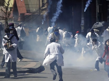 Estudiantes de Medicina protestan contra el Gobierno en La Paz.