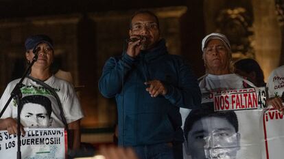 Vidulfo Rosales, abogado de los padres y madres de los 43 de Ayotzinapa habla en el estrado que se colocó en el Zócalo, frente a Palacio Nacional.