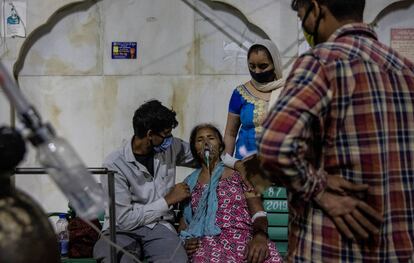 Un paciente enfermo de covid recibe oxígeno en un templo de Nueva Delhi, el sábado.