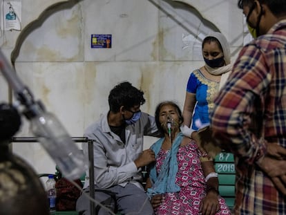 Un paciente enfermo de covid recibe oxígeno en un templo de Nueva Delhi, el sábado.