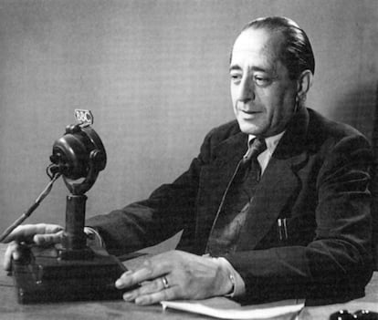 Arturo Barea, antes de dar inicio a una de sus charlas radiofónicas para la BBC, en una fotografía cedida por la editorial Renacimiento.