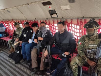 Elementos de la secretaría de Marina sentados a ambos lados de Rafael Caro Quintero (tercero de izquierda a derecha) en un avión, para continuar con su traslado al penal de máxima seguridad del Altiplano, luego de haberle capturado el viernes 15 de julio de 2022.