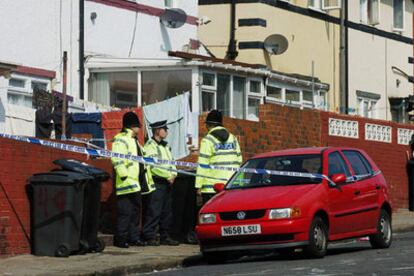 Agentes de la policía junto al Volksvagen Polo precintado en Beeston, cerca de Leeds.