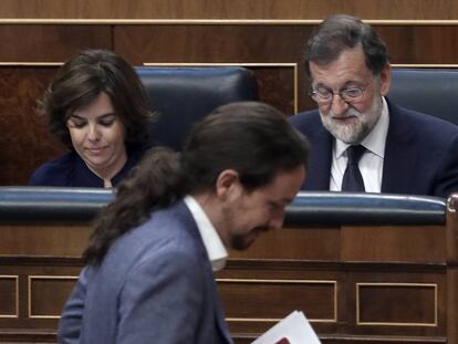 Pablo Iglesias pasa por delante de Mariano Rajoy y Soraya S&aacute;enz de Santamar&iacute;a durante la sesi&oacute;n de la moci&oacute;n de censura.