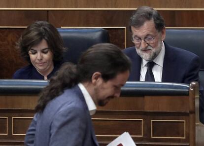 Pablo Iglesias pasa por delante de Mariano Rajoy y Soraya S&aacute;enz de Santamar&iacute;a durante la sesi&oacute;n de la moci&oacute;n de censura.