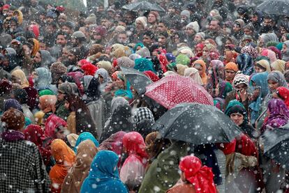 La gente se reúne bajo la nieve para asistir al funeral de Shahid Khar, quien según los medios locales fue asesinado en un tiroteo con soldados indios en la aldea de Redwani, en el distrito Kulgam del sur de Cachemira, el 28 de enero.
